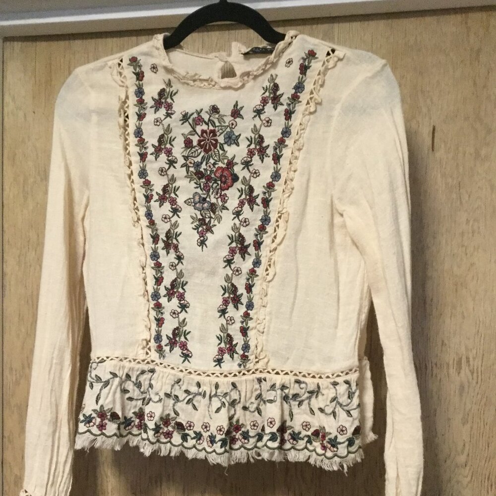 Zara Woman  size small embroidered top excellent used condition one button back